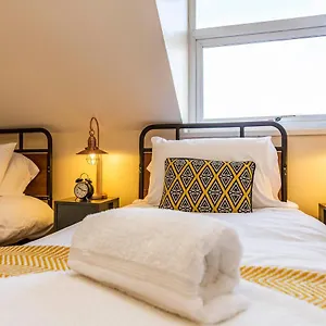 De Luxe Short Stay-sports Ground View Apartment