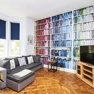 Onpoint Apartments-large House Near Centre With Bar! Holiday home