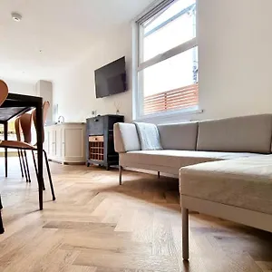 https://moorland-house-by-switchback-stays.cardiffhotelswales.com