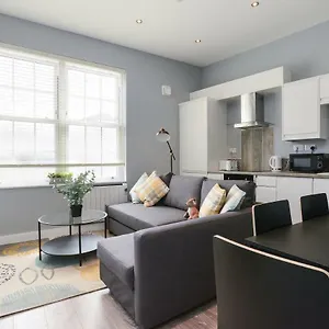 Arena - Stylish And Homely By The Ice Arena With Parking Apartment